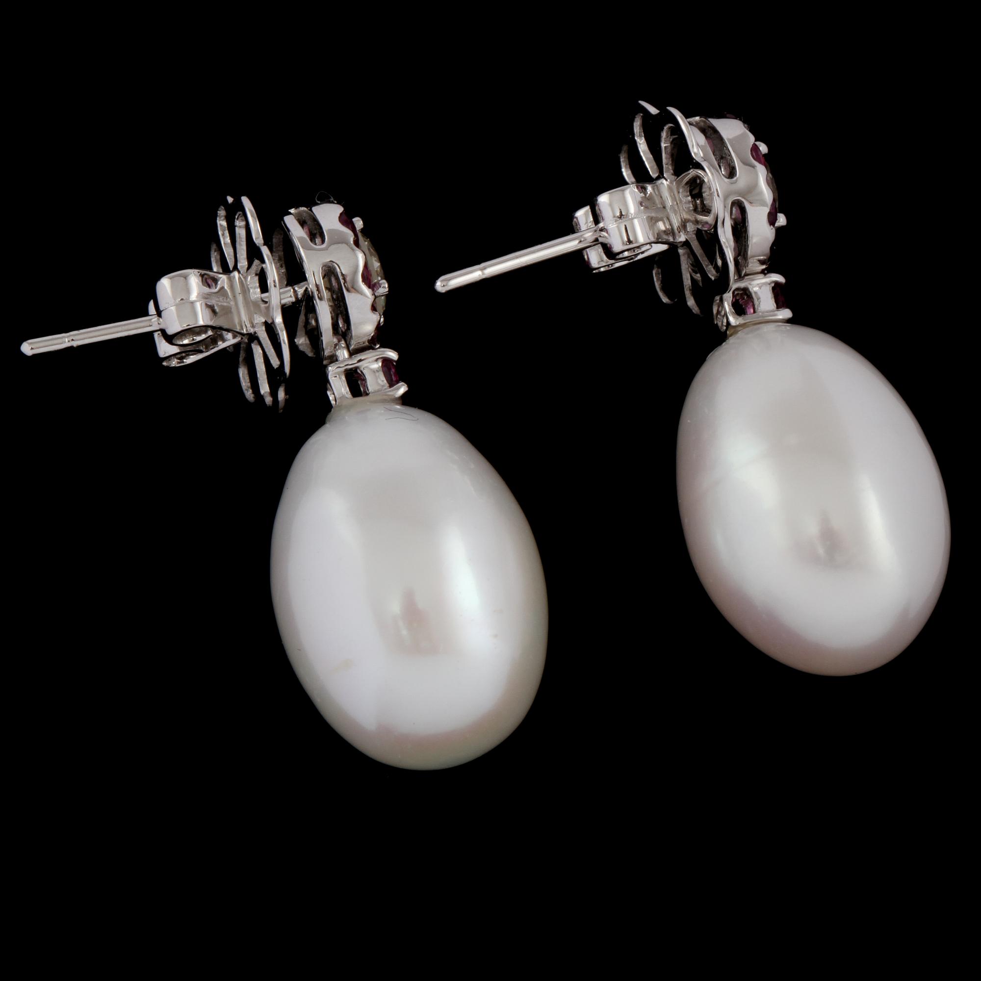 ÖRHÄNGEN, 18k vitguld med 2 briljantslipade diamanter 0.65 ct, 18 rosa granater 0,83 ct samt odlade pärlor. Vikt 4,7 g.