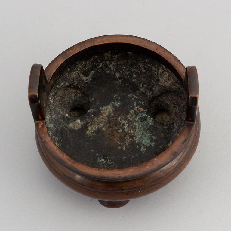A Chinese bronze censer, late Qing dynasty, around the year 1900.
