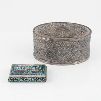 Ask, låghaltigt silver, sydostasien, 1900-tal samt dosa, emalj, persisk, 1900-talets andra hälft.