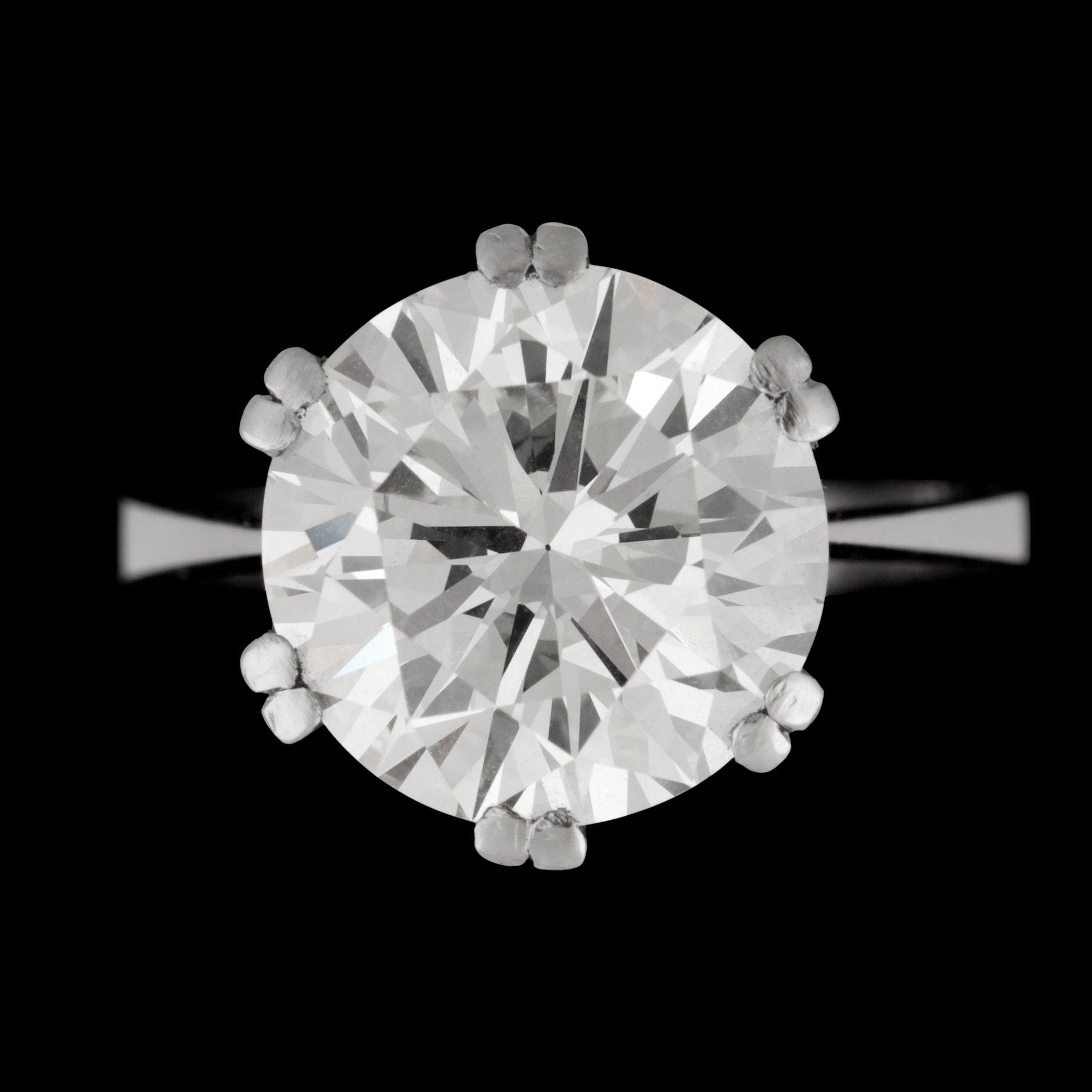 A brilliant cut diamond ring, 5.55 cts.