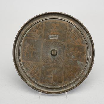 564. SPEGEL, brons, stämplad 'feng xin fu zao' (gjord av Feng Xinfu), Mingdynastin, 1600-tal.