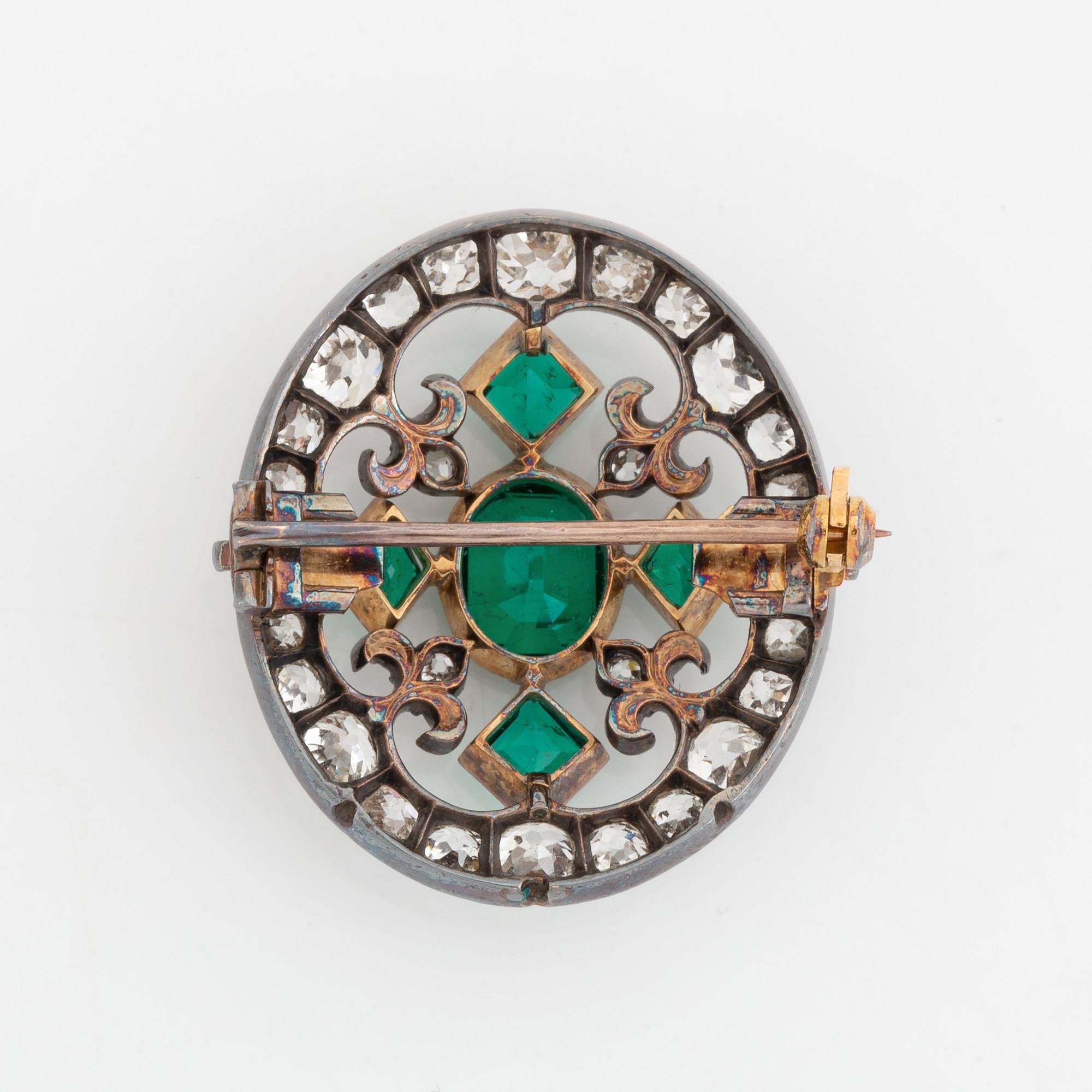 Brosch guld och silver med fasettslipade smargader och gammal- och rosenslipade diamanter.