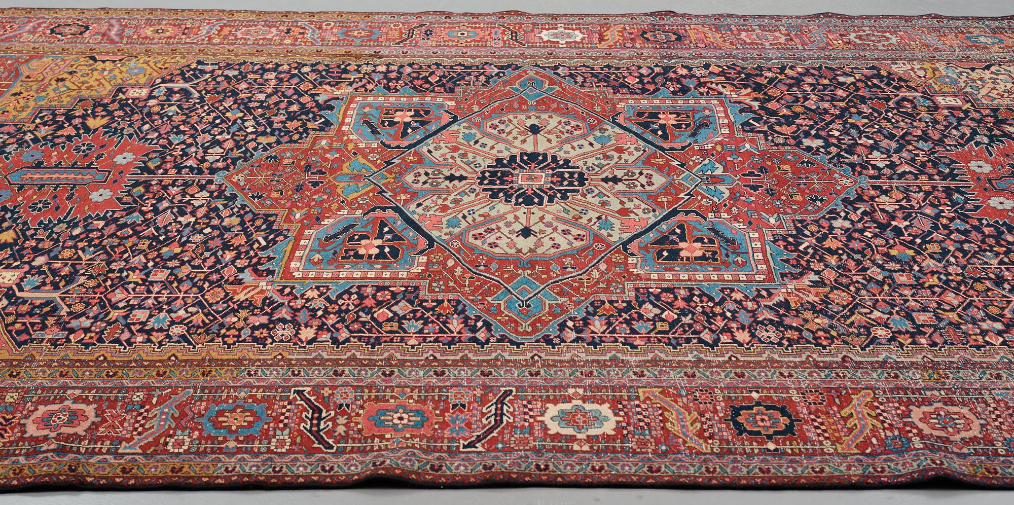 Matto, a semi-antique West Persian, ca 466,5-470,5 x 334,5-350 cm.