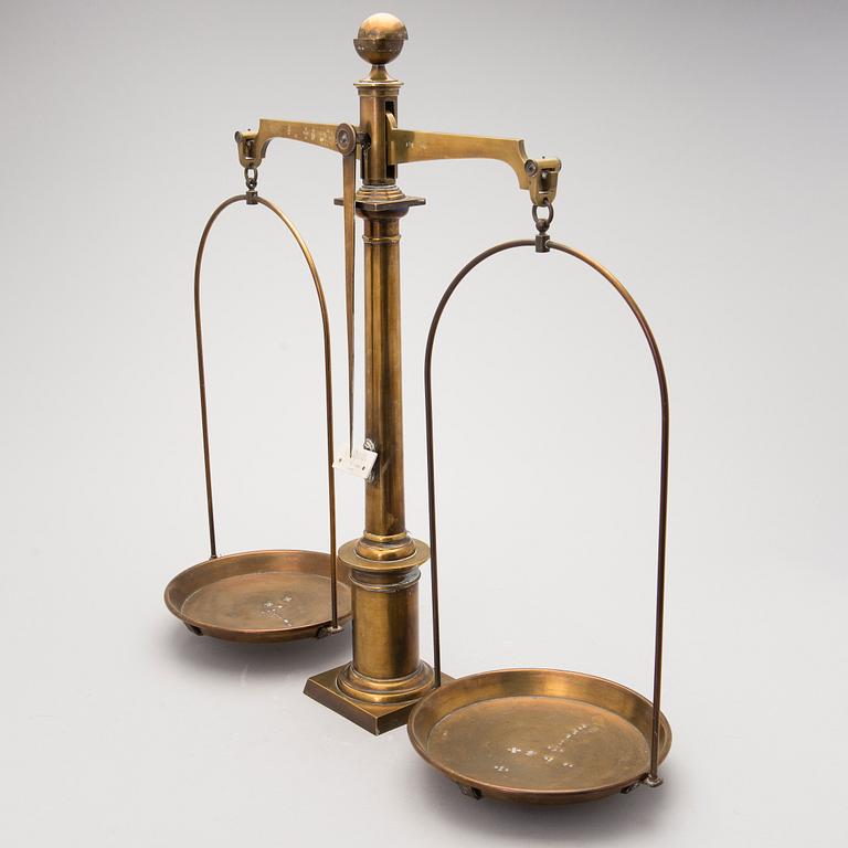 An early 20th Century Pharmacy balance scale in brass from Germany.