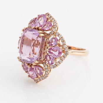 Ring, cocktail ring, with kunzite, pink sapphires, and brilliant-cut diamonds.