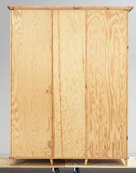 KLÄDSKÅP, Norrgavel, sent 1900-tal.