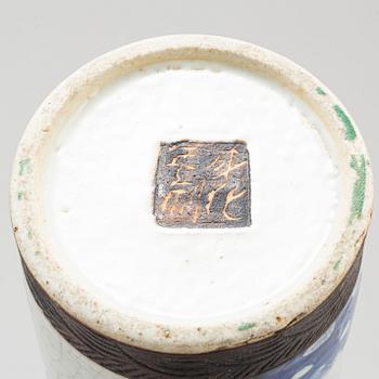 A blue and white pot and vase, Qing dynasty, late 19th century.