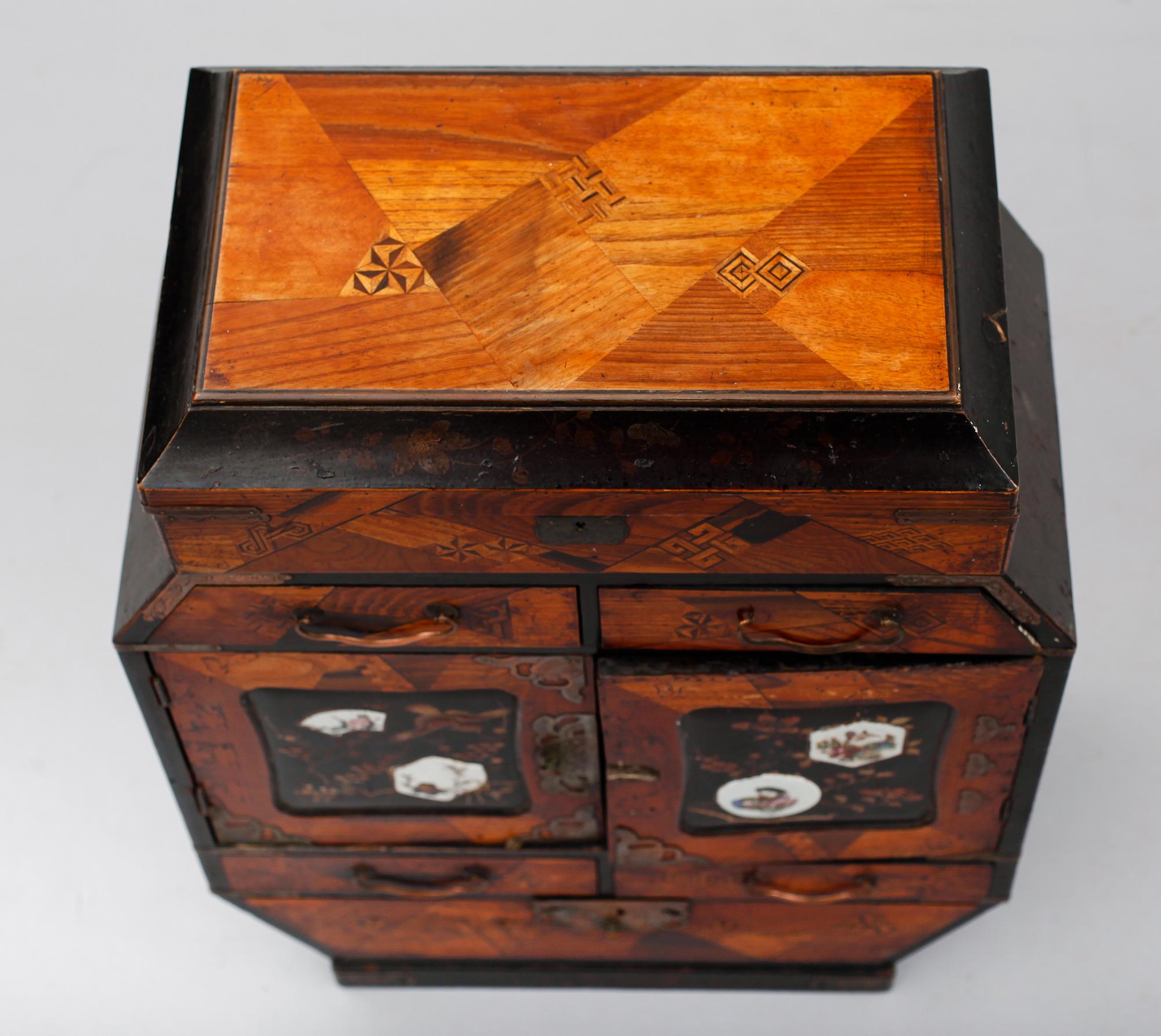 SMYCKESKÅP, Kina, 1800-/1900-tal.