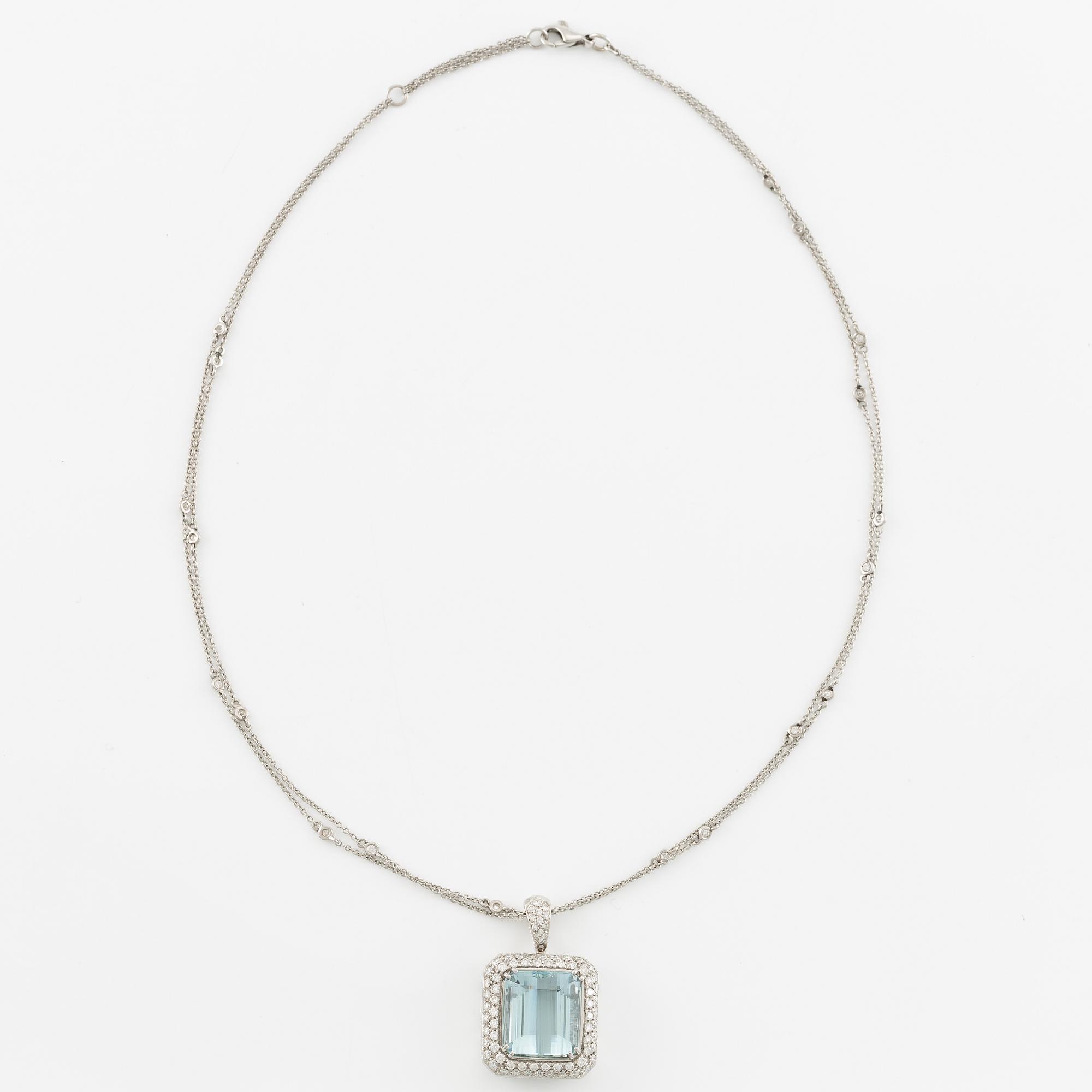 Hänge med kedja 18K vitguld med en trappslipad akvamarin och runda briljantslipade diamanter.