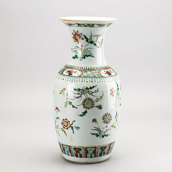 A CHINESE PORCELAIN VASE 19TH CENTURY.