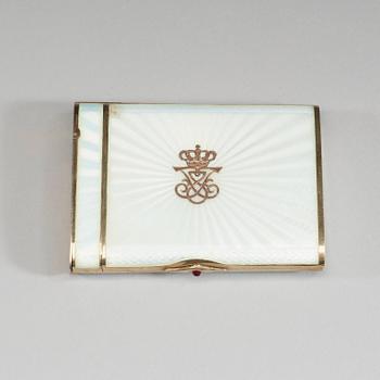 CIGARETTETUI med tändplån, guld och vit emalj. Frankrike, 1900-tal.