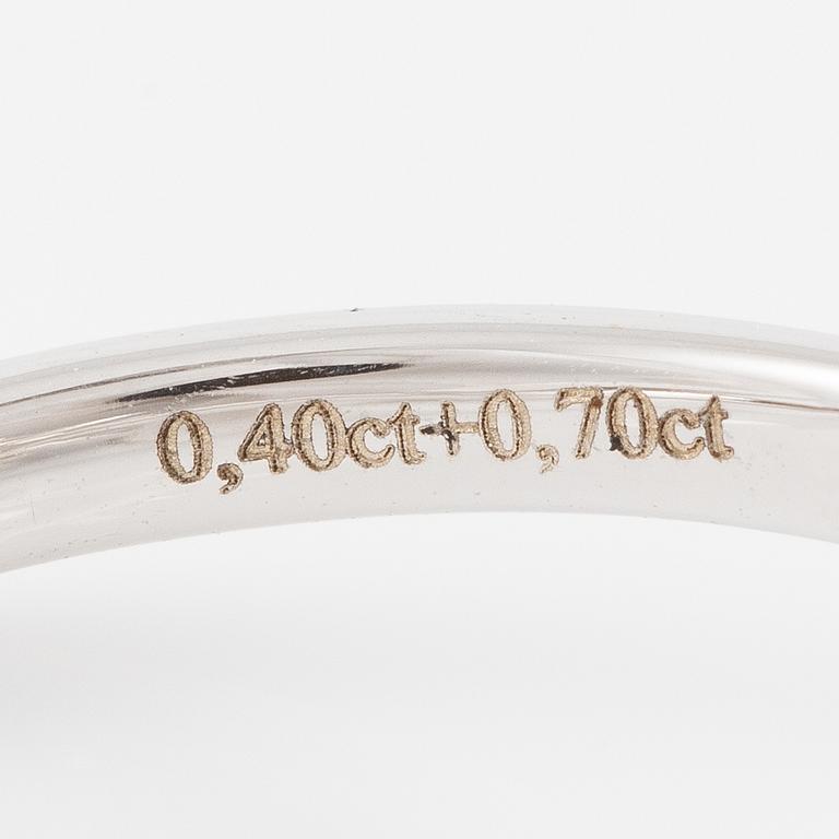 Ring 14K vitguld med briljantslipade diamanter.