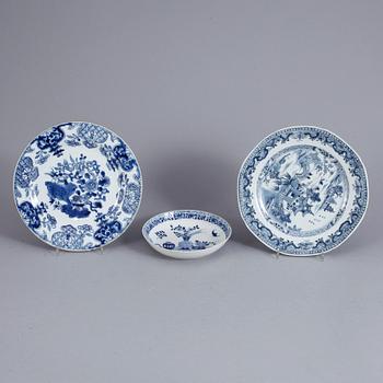 TALLRIKAR 2 st SAMT SKÅLFAT, porslin, Qianlong, Kina 1700-tal.