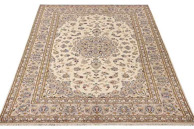 A Kashan carpet, c. 306 x 200 cm.