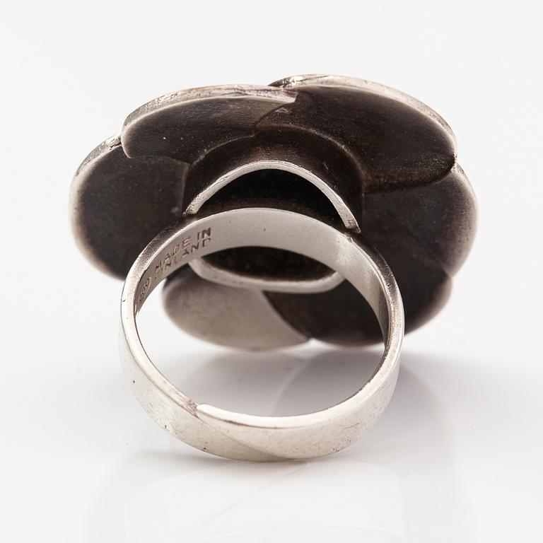 Eila Minkkinen, A sterling silver ring "Wild rose" with a sodalit. Kalevala Koru, Helsinki 1973.