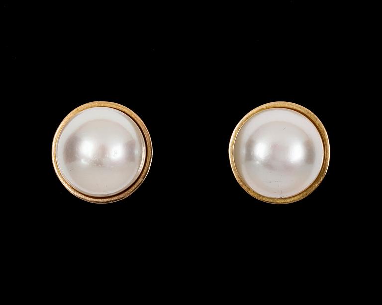 EARRINGS, gold and cultured fresh water pearls.