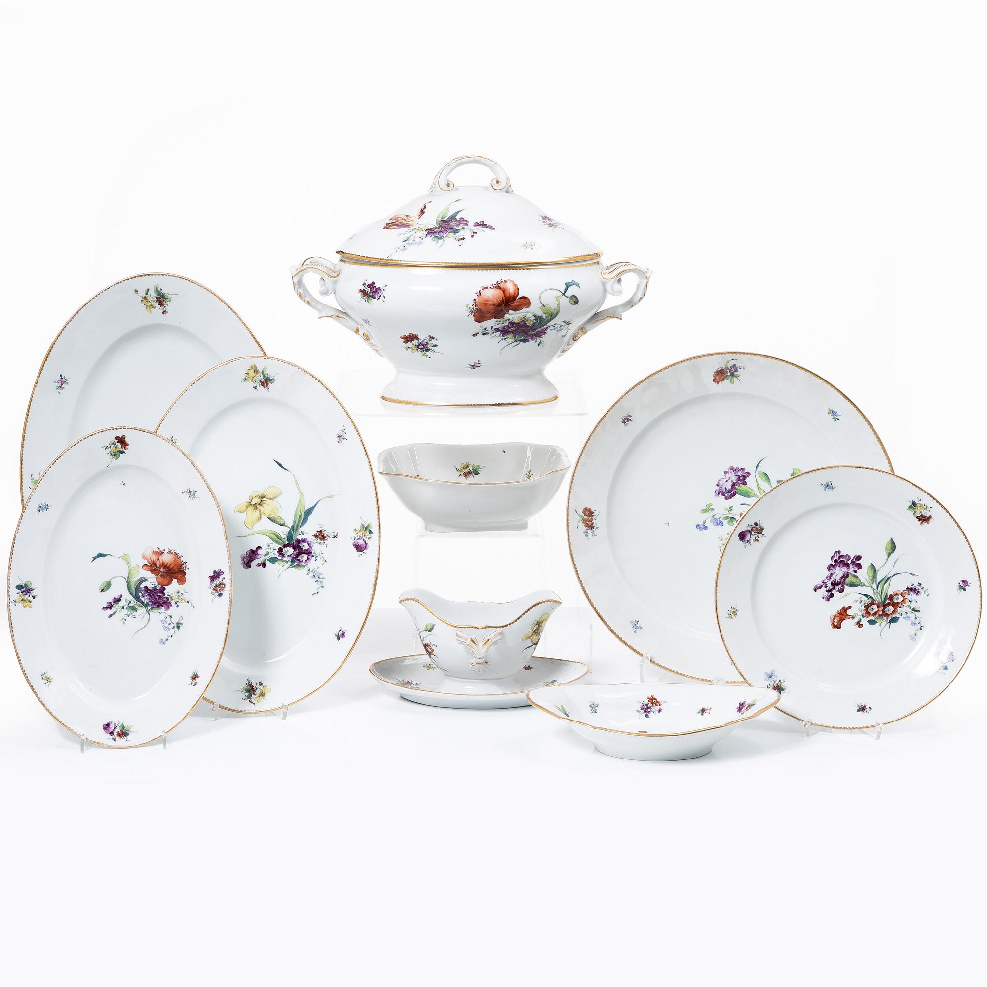 A Bing & Gröndahl part dinner service, Dnemanrk, circa 1900. (44 pieces).