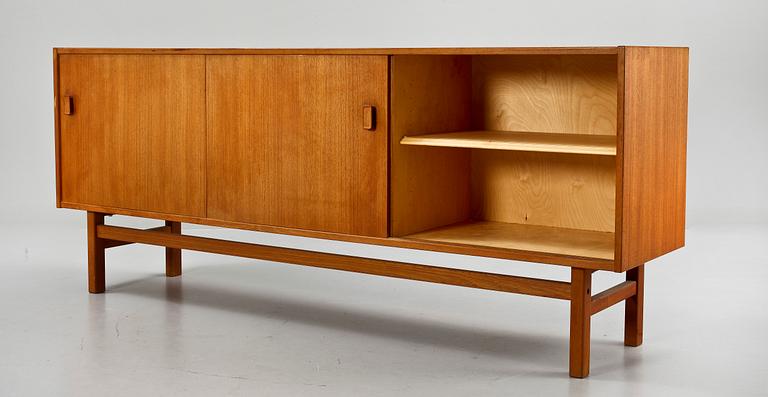 SIDEBOARD, "Arild", Nils Jonsson för Troeds, Bjärnum, 1900-talets tredje kvartal.