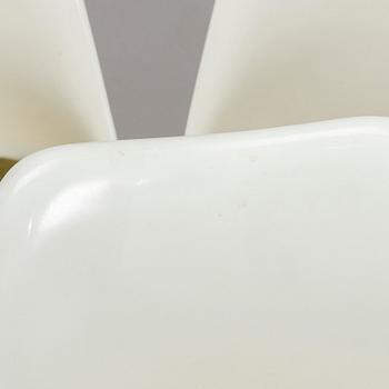 Eero Saarinen, A set of five 1960's chairs "Tulip" for Artek, manufactured under licens by Billnäs factory. Finland.