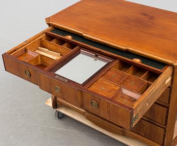 A mahogany chest of drawers, 19th Century.