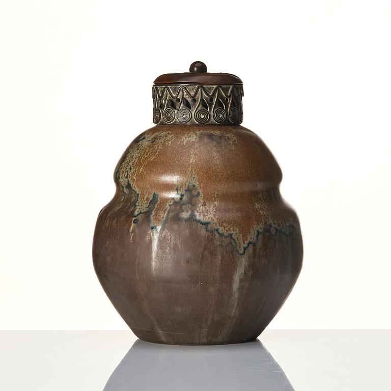 Patrick Nordström, tillskriven, urna med lock och mynning av patinerad brons, Royal Copenhagen, Danmark ca 1900.
