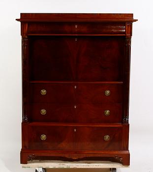 CHIFFONJÉ. Nyrenässansstil, 1900-tal.