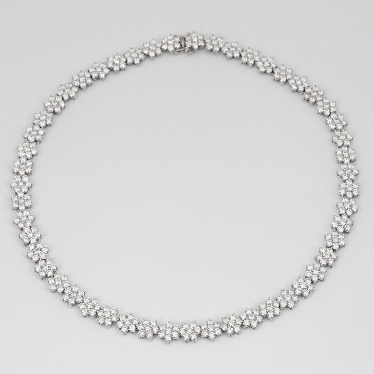 COLLIER med briljantslipade diamanter, totalt 29.90ct. Kvalitet G/VS-SI.
