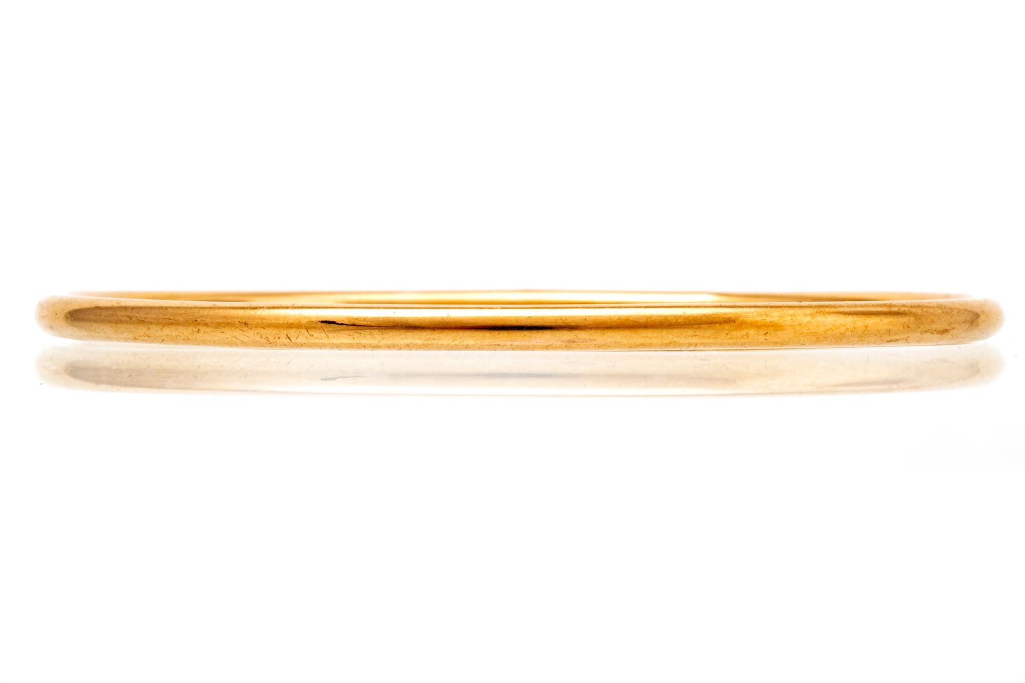Bangle 18K gold, 23,6 g, inner circumference approx 19 cm, does not open.