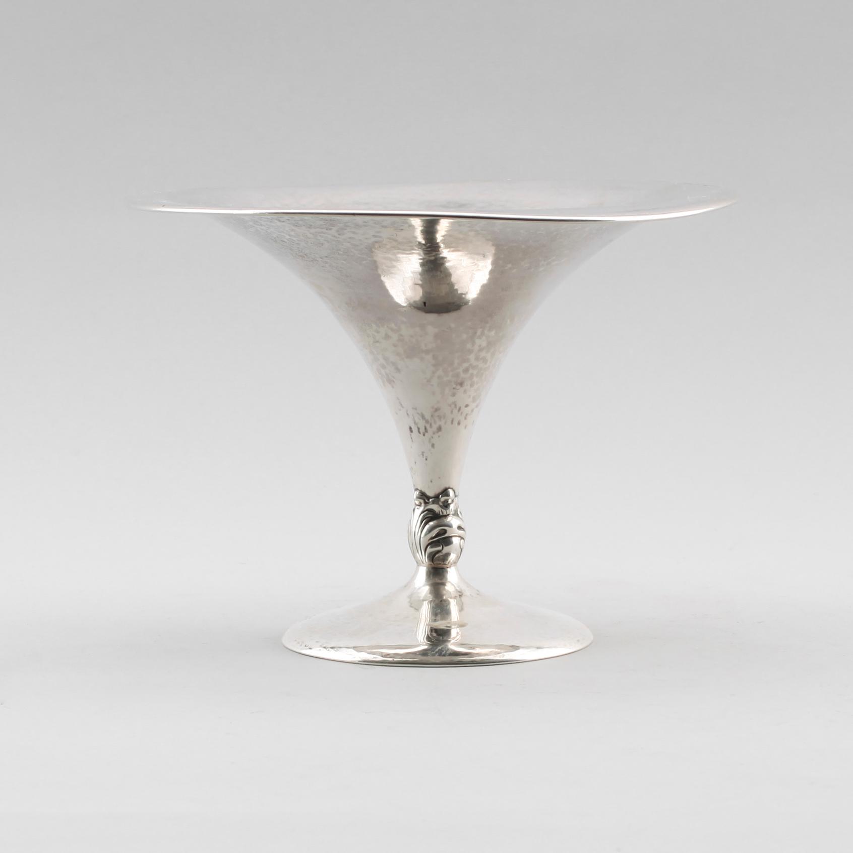 SKÅL PÅ FOT, silver, EM O Möller, Malmö 1925. Vikt ca 229 g.