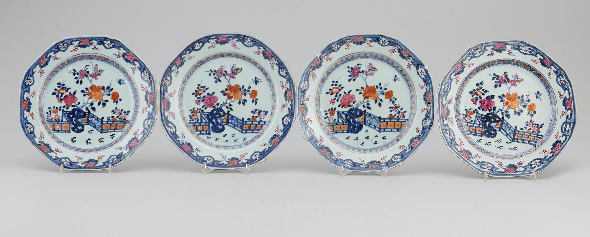 A set of four famille rose and blue and white export porcelain plates, Qing dynasty, Qianlong (1736-95).