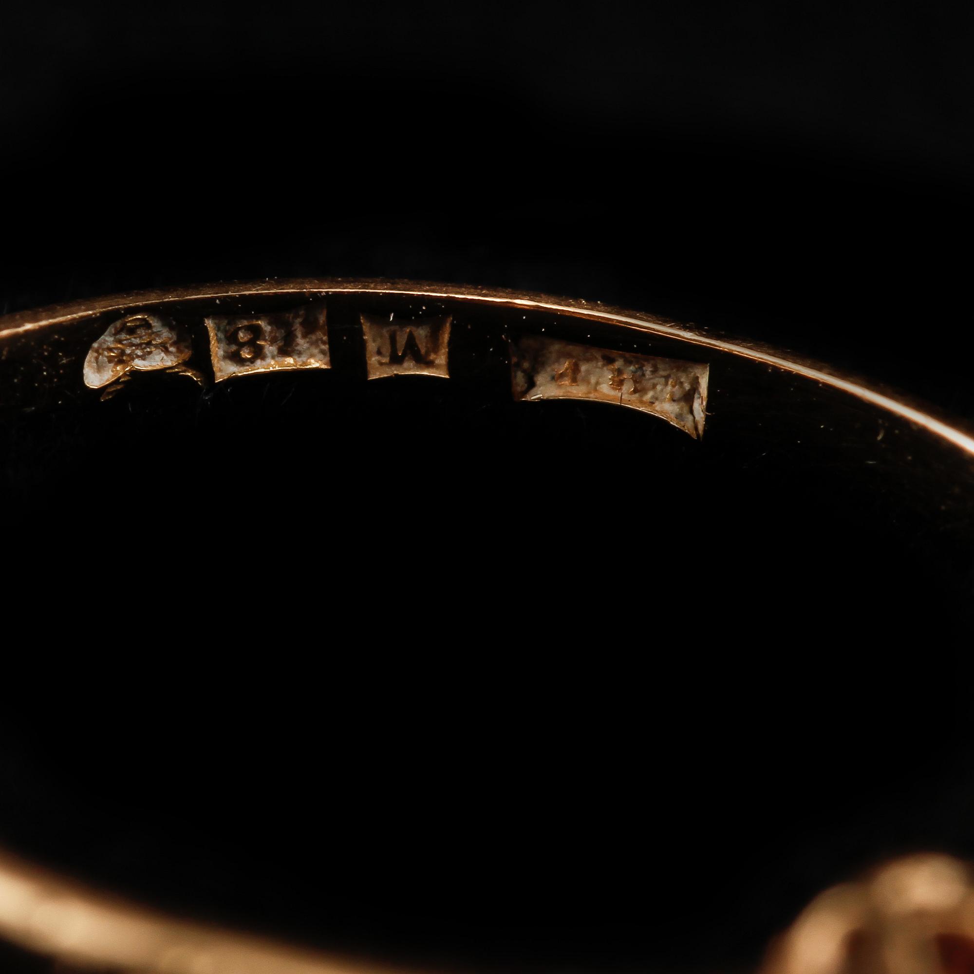 RINGAR, 2 st, 18k guld med fasettslipade syntetiska safirer, 1900-tal. Vikt 6 g.