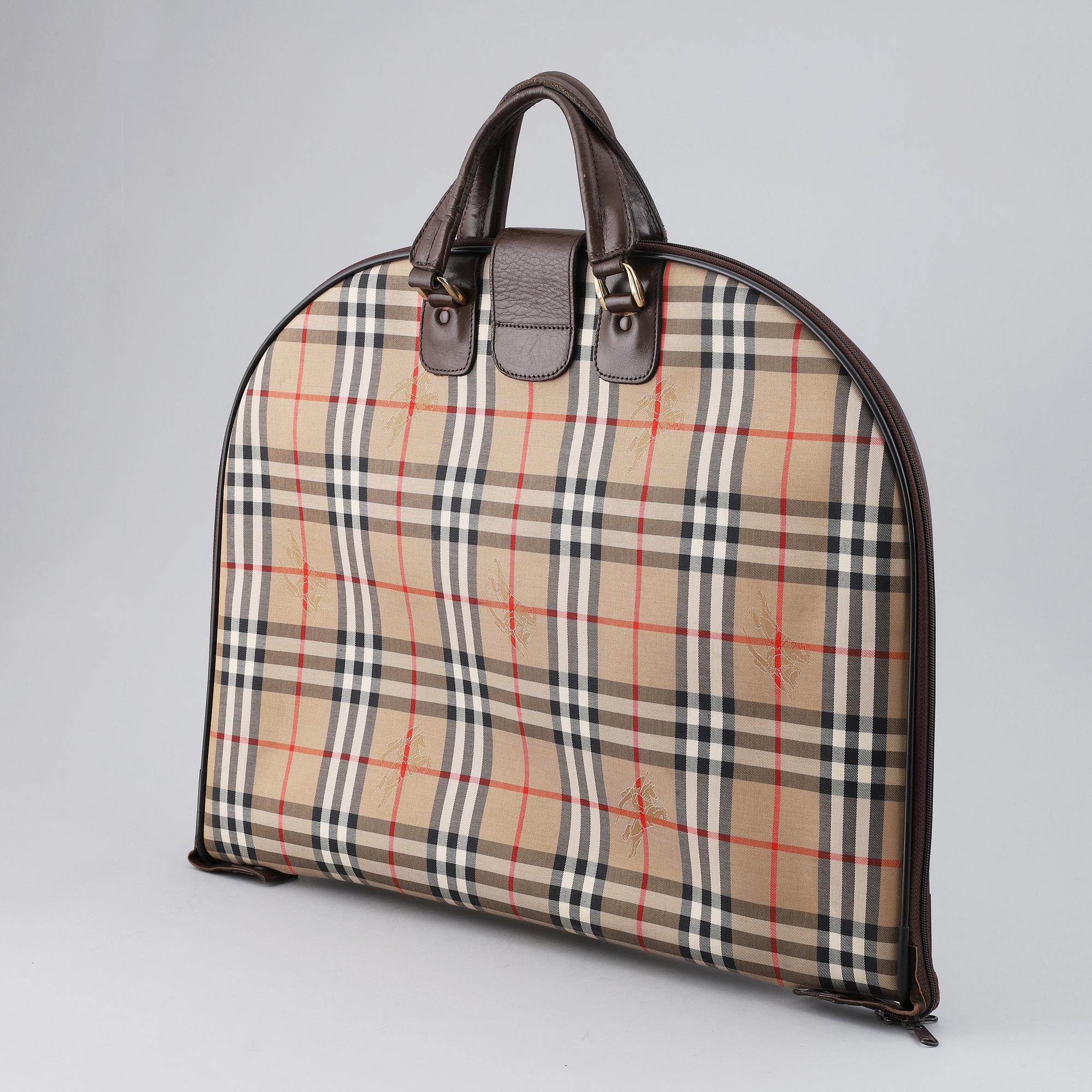 BURBERRY, resegarderob.