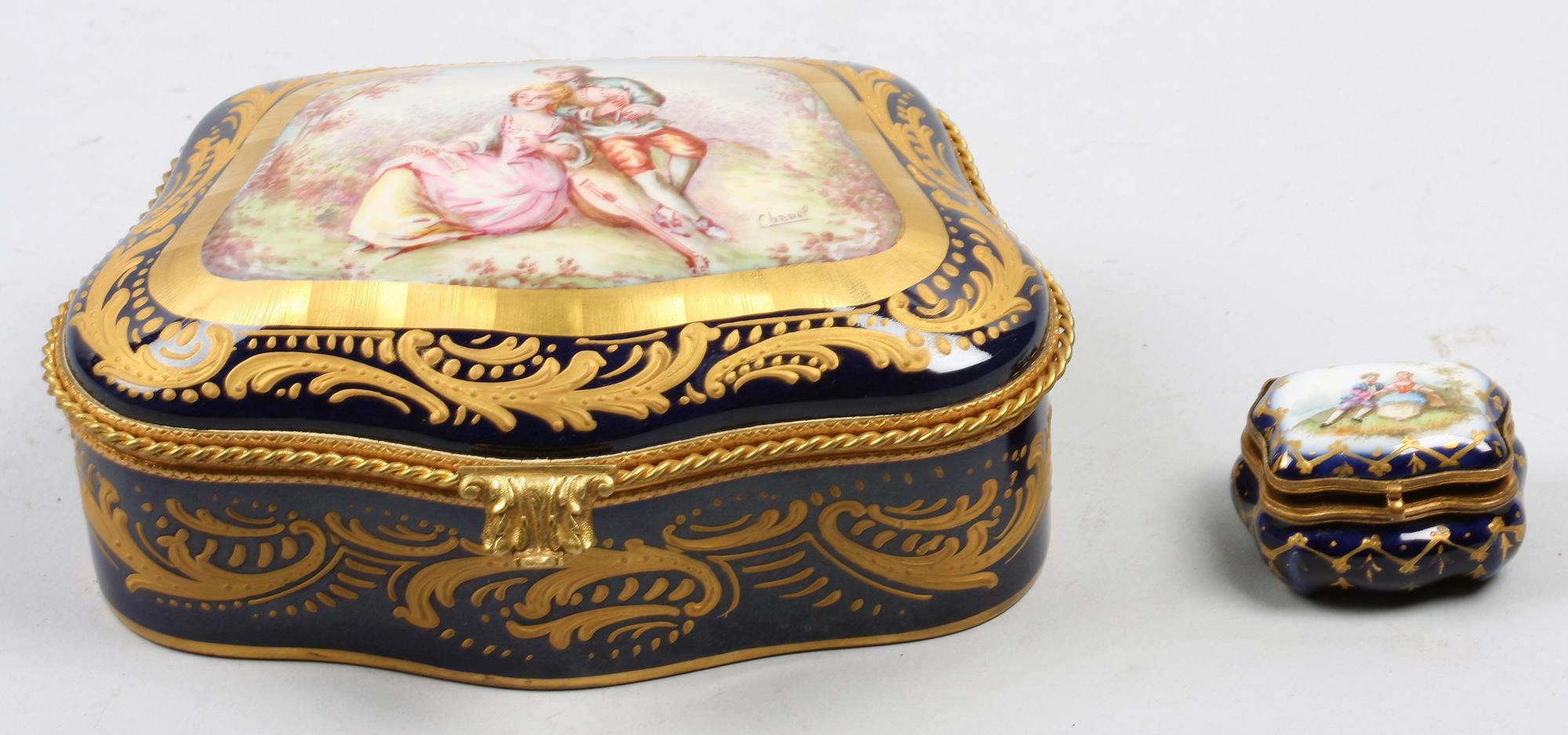 SKRIN samt DOSA, porslin. 1800-tal. Sévresliknande märke.