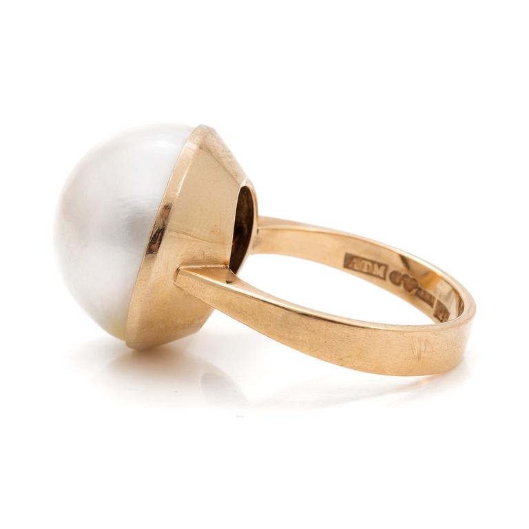 A ring set with a cultured mabé pearl.