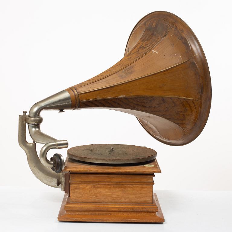 A gramophone, early 20th century, U.S.A.