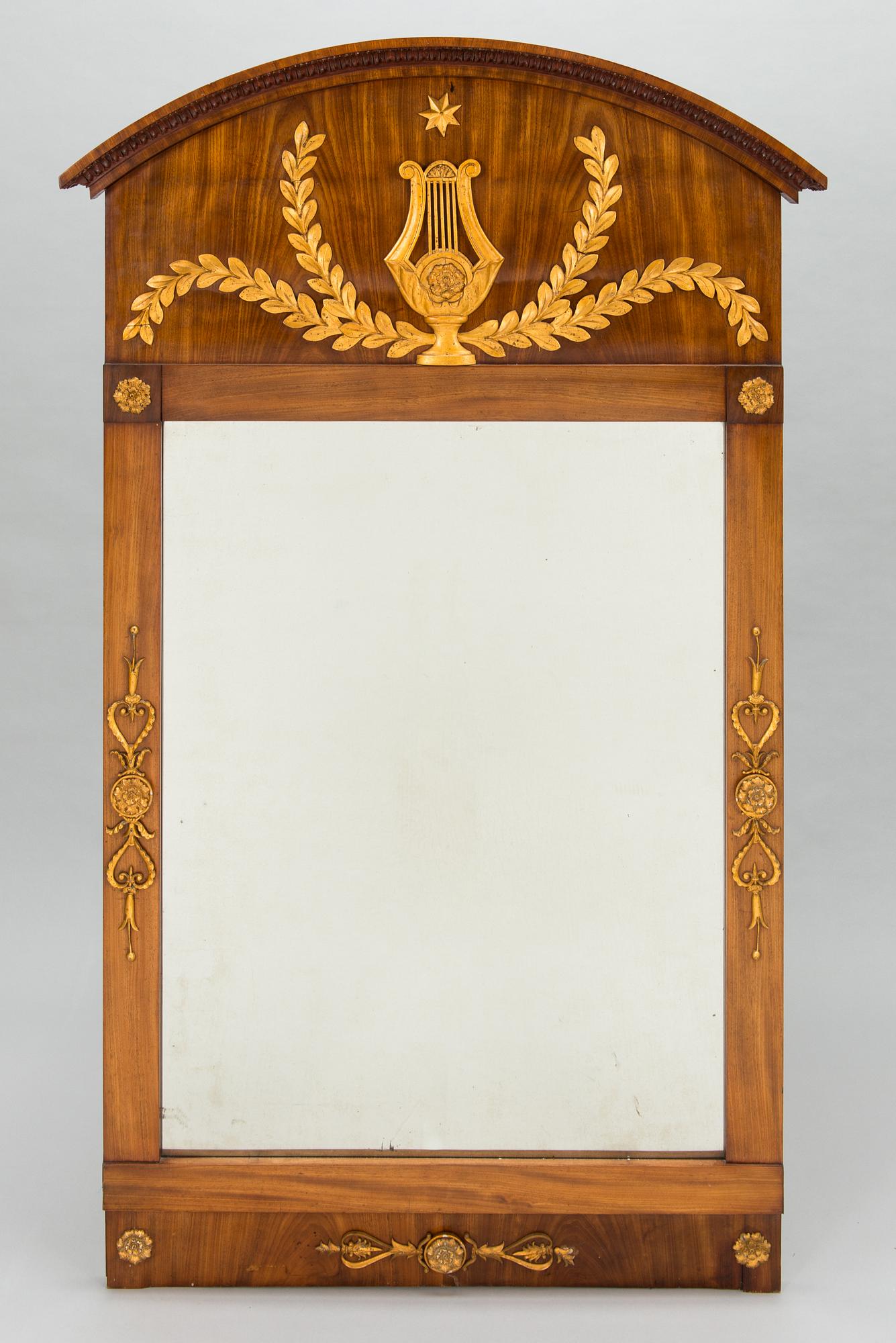 Spegel, empire, Jonas Frisk (spegelfabrikör i Stockholm 1805-1824). Bär Jon: Frisks Spegelfabriks etikett.