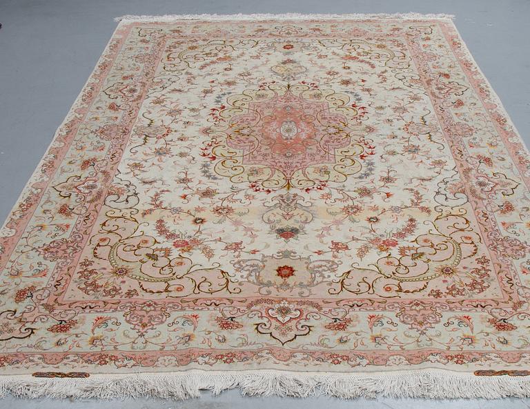 A carpet, Tabriz, part silk, ca 295 x 200 cm.