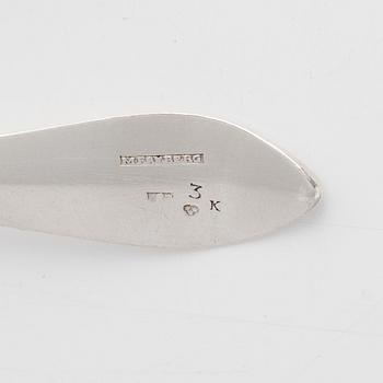 Nine pieces of silver cutlery.