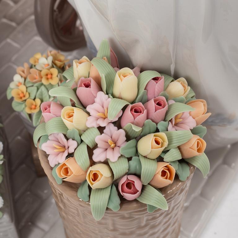 Miguel Angel Santaeulalia, figurin, "Flowers for everyone", Lladró, Spanien.