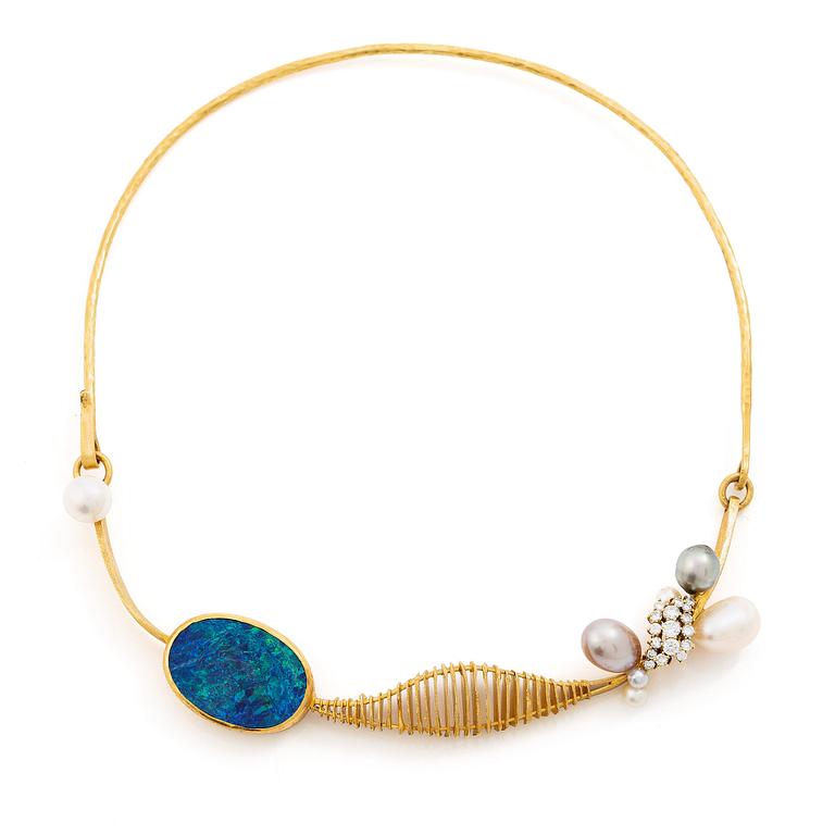 Karlheinz Sauer collier 18K guld och opal med odlade pärlor samt runda briljantslipade diamanter.