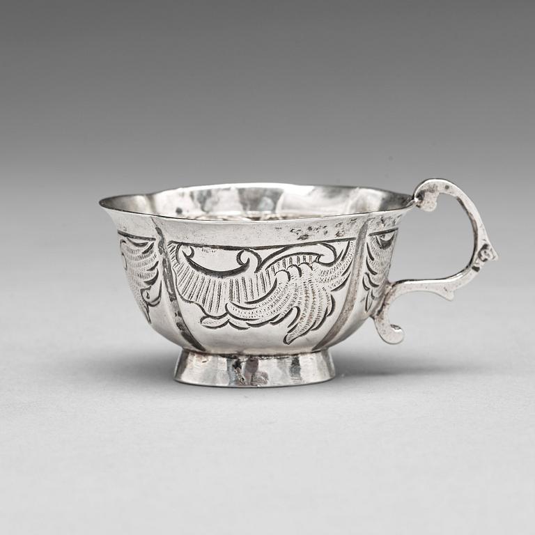 A Russian silver vodka cup, makers mark Fyedor Tichonov Kryskev, Moscow 1770´s.