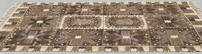 Barbro Nilsson, Matta, "Nejlikan gråsvart", gobelängteknik, ca 273,5 x 213,5-219,5 cm, signerad AB MMF BN.