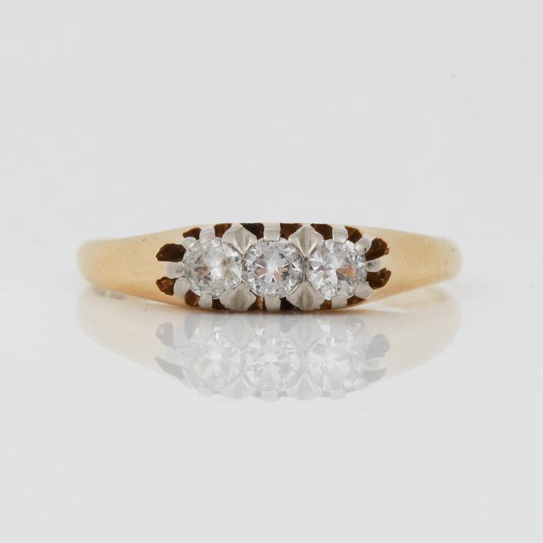 RING, 18K guld med 3 briljantslipade diamanter. Vikt 2,6 g.