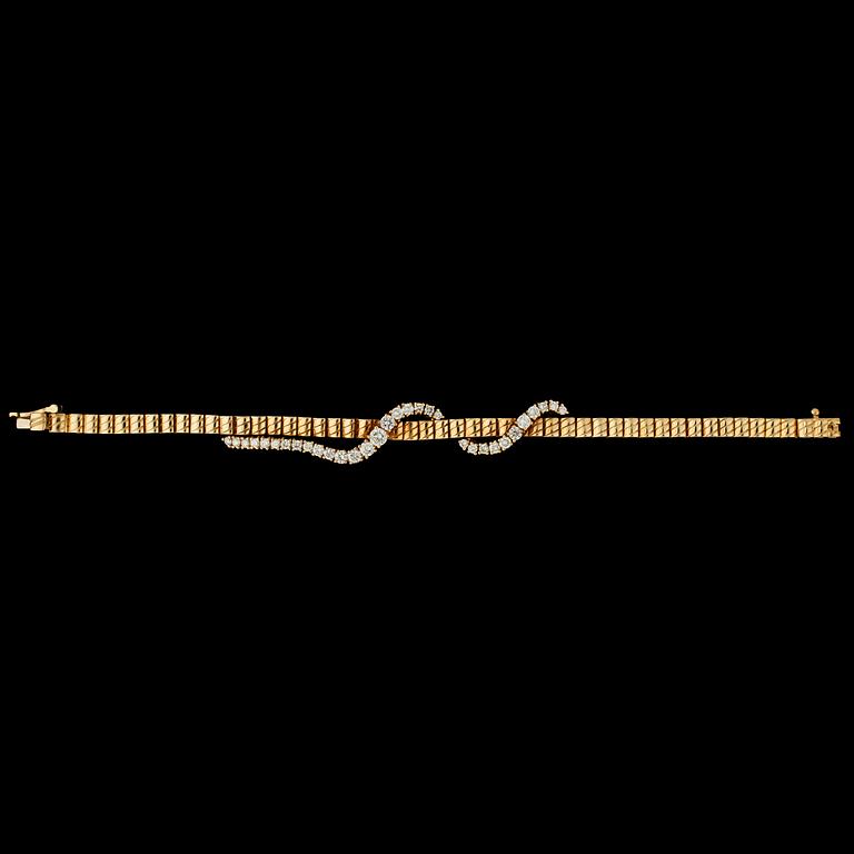 A gold and brilliant cut diamond bracelet, tot. app. 1.70 cts.