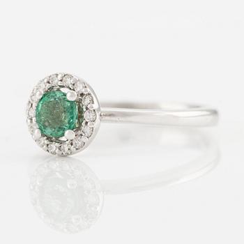 Ring 18K guld med en fasettslipad smaragd och runda briljantslipade diamanter.