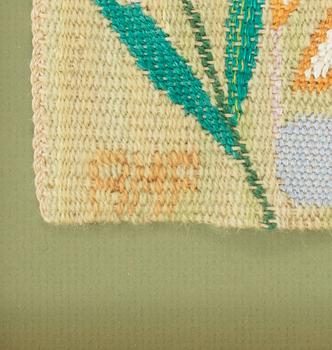 TEXTILES, 1 pair. "Vit blomma" och "Gul blomma med bi". Tapestry weave (gobelängvariant). 28 x 30,5 and 28 x 30 cm.
