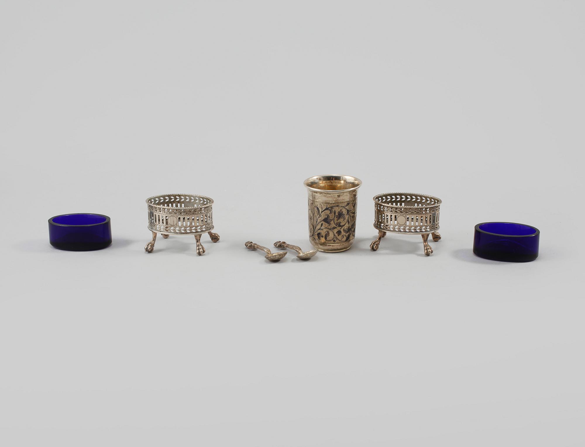 BÄGARE samt SALTKAR, ett par, silver och glas, Ryssland och Köpenhamn, omkring sekelskiftet 1900, vikt exkl glas 130 g.