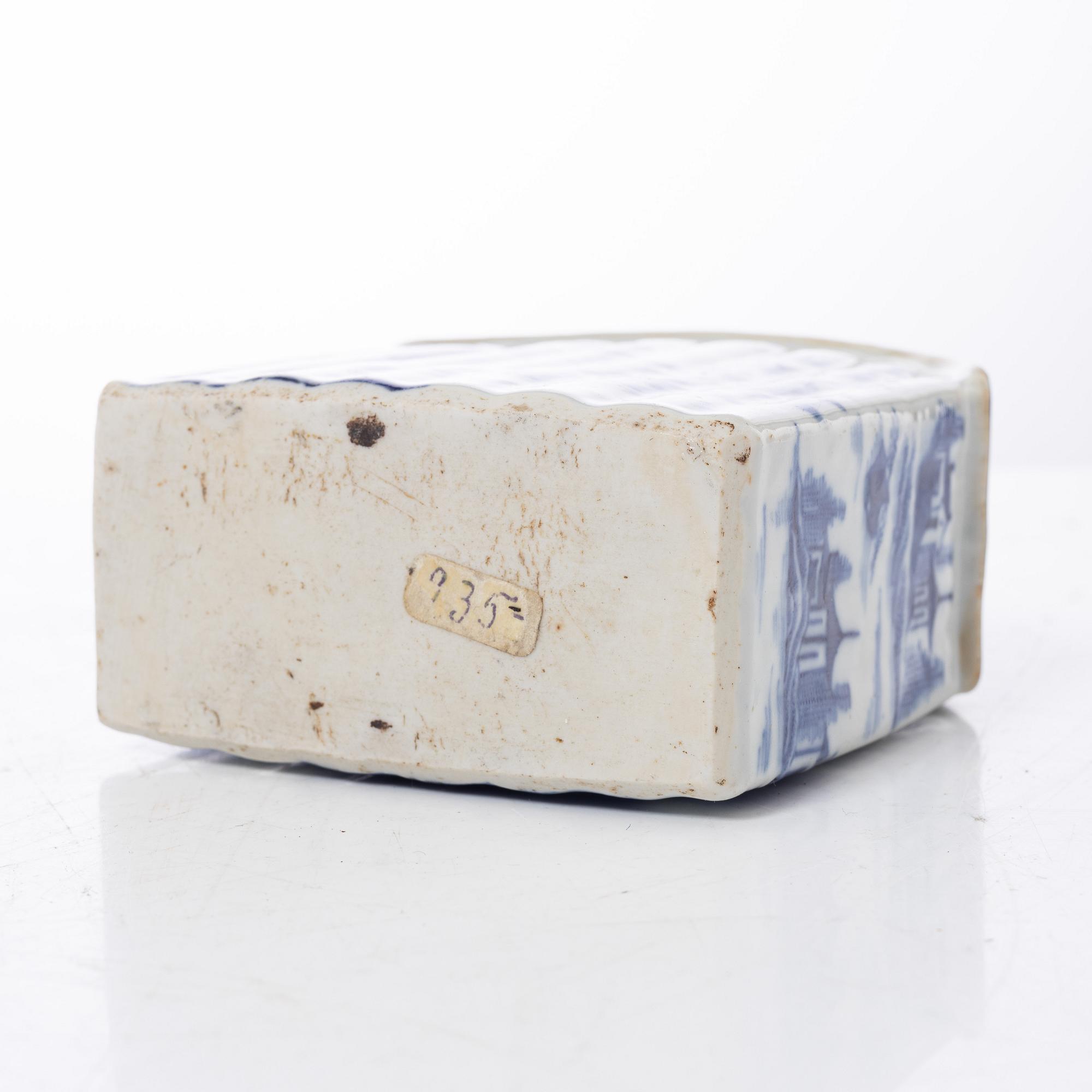 A blue and white tea caddy, Qing dynasty, Qianlong (1736-95).