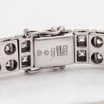 An 18K whitegold bracelet, set with emeralds and brilliant- and baguette-cut diamonds, Stockholm 1986.