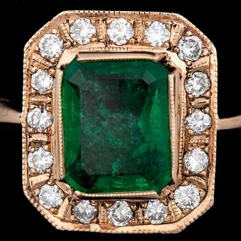 RING, guld 14k, trappslipad smaragd, ca 2,5-3 ct, samt 16 st briljantslipade diamanter, tot ca 0,46 ct. Tot vikt ca 5 g.